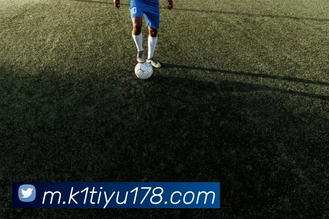 詹姆斯回顾新秀时期经典扣篮瞬间感慨23年光阴如梭对阵骑士再续传奇